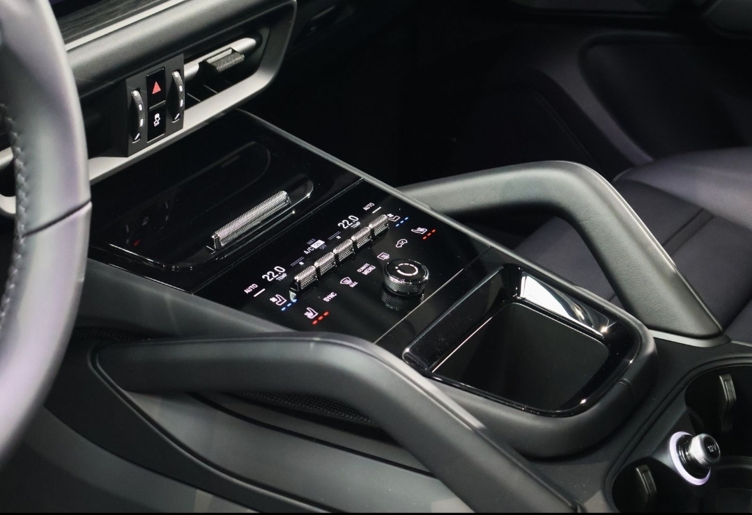 
								CAYENNE COUPE E-Hybrid full									