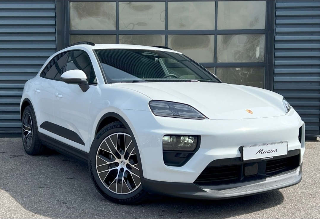 
								MACAN Electric full									