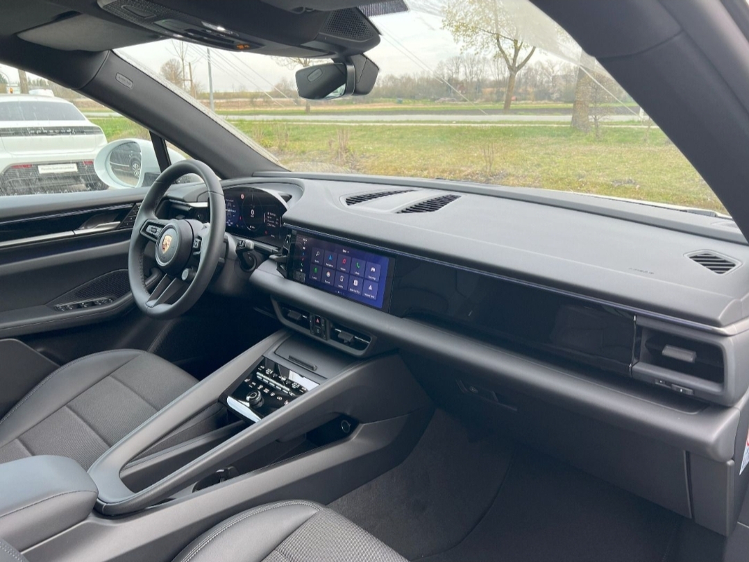 
								MACAN Electric full									