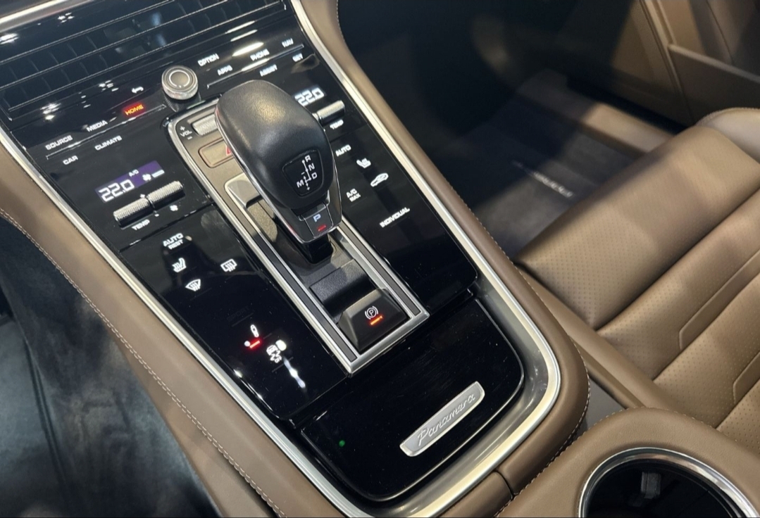 
								PANAMERA 4 E-Hybrid PLATINUM EDITION full									
