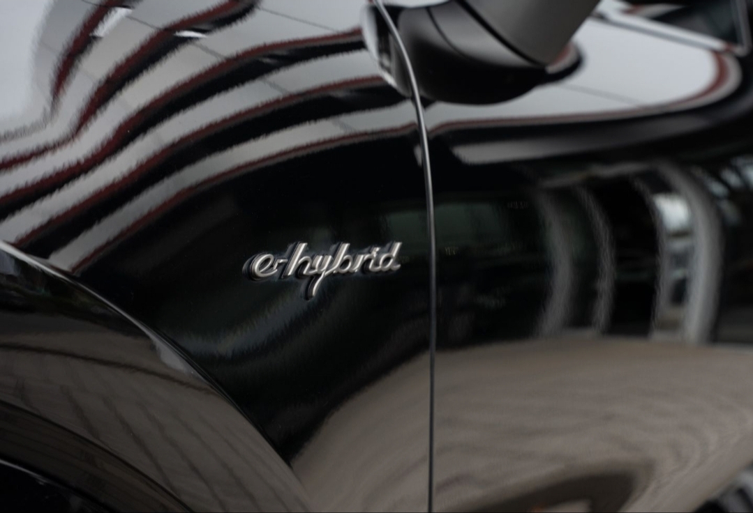 
								CAYENNE E-HYBRID BLACK EDITION full									