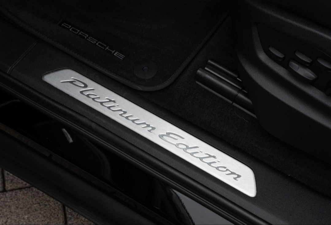 
								CAYENNE E-HYBRID BLACK EDITION full									