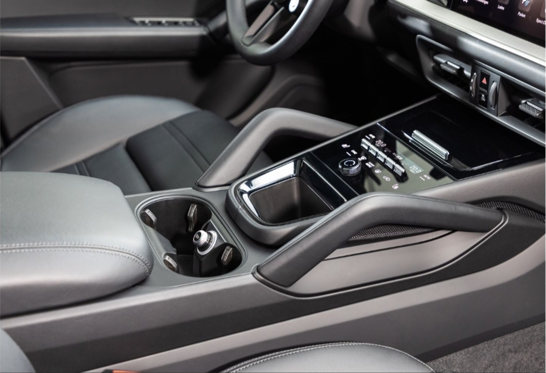 
								CAYENNE S COUPE E-HYBRID full									