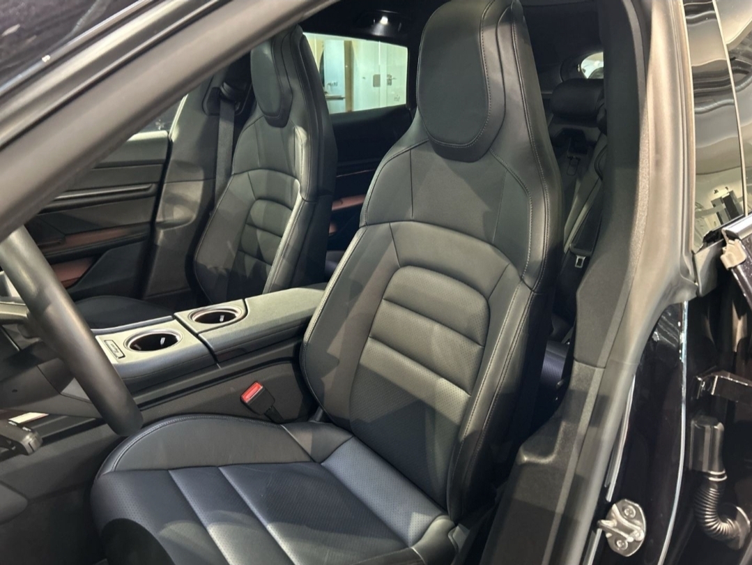 
								TAYCAN 4 CROSS TURISMO full									