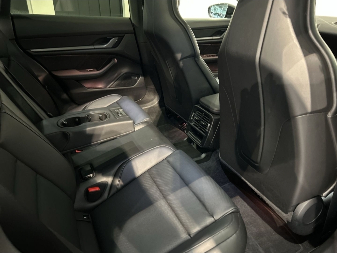 
								TAYCAN 4 CROSS TURISMO full									