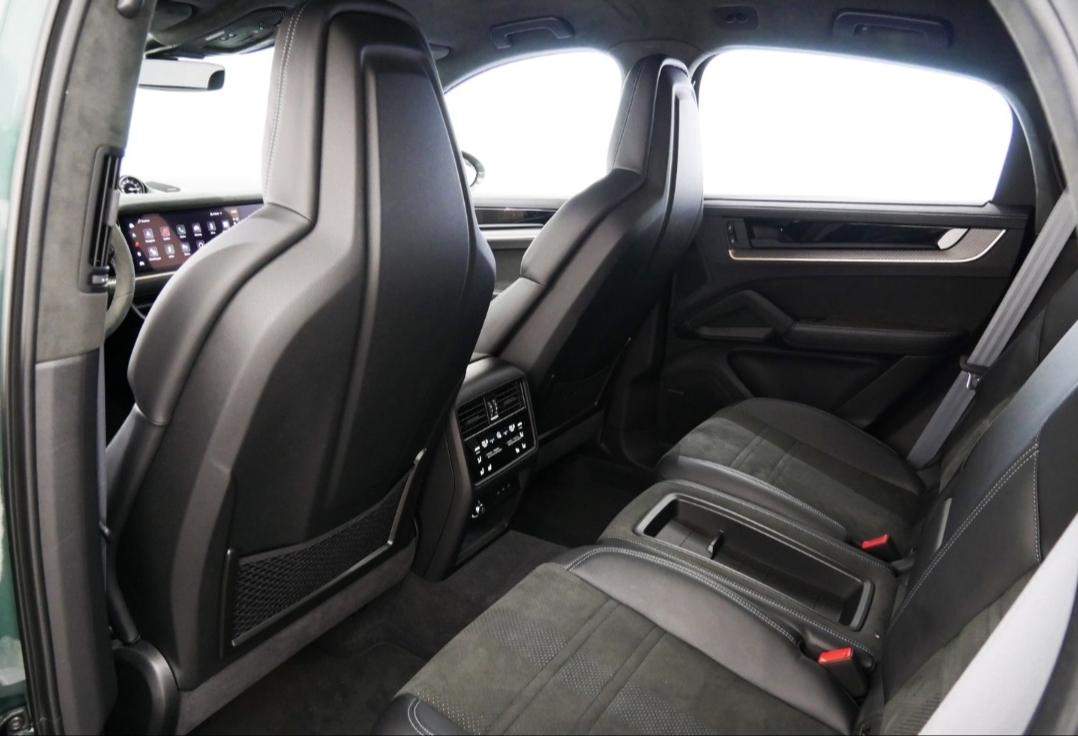 
								CAYENNE COUPE TURBO E-HYBRID full									