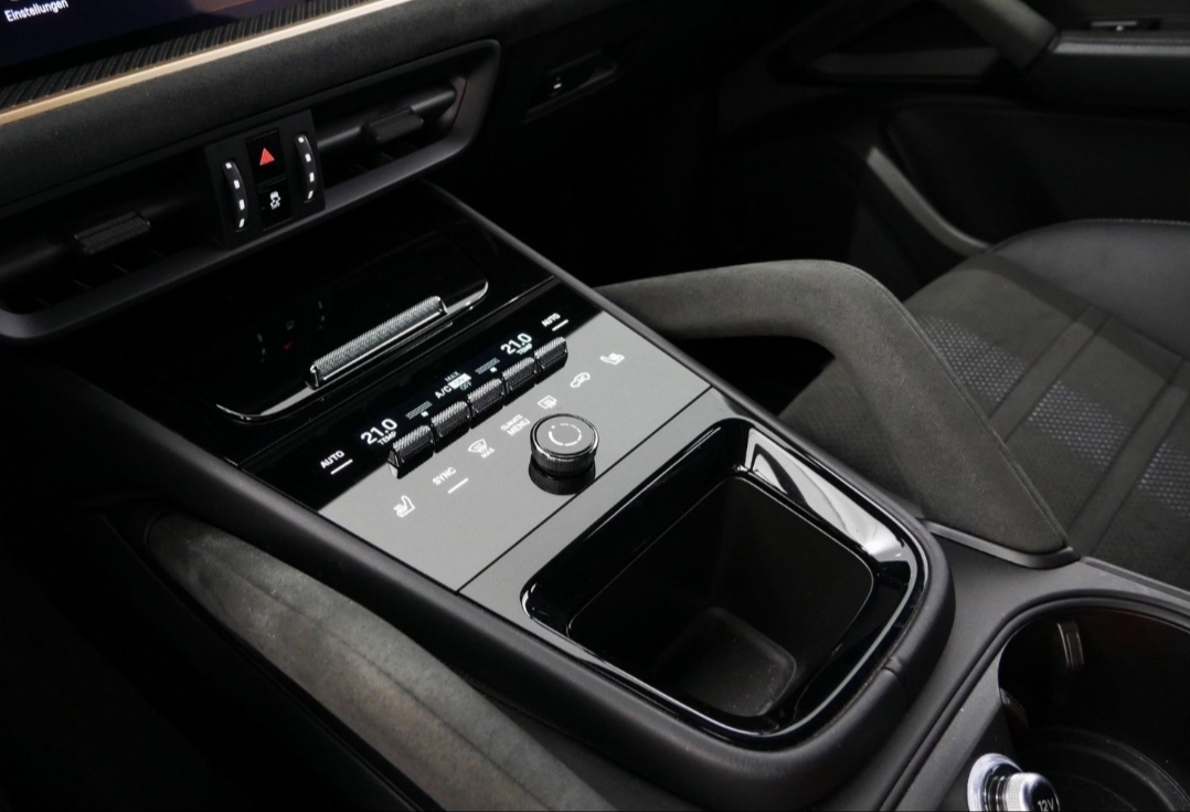 
								CAYENNE COUPE TURBO E-HYBRID full									