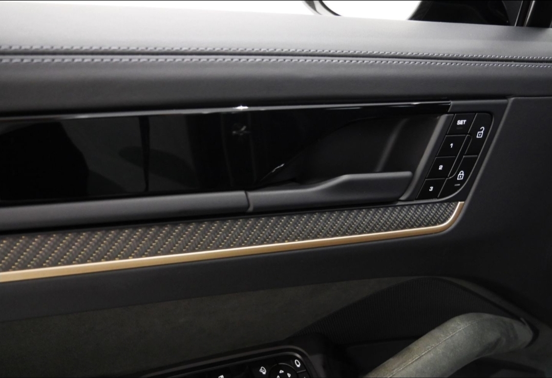 
								CAYENNE COUPE TURBO E-HYBRID full									