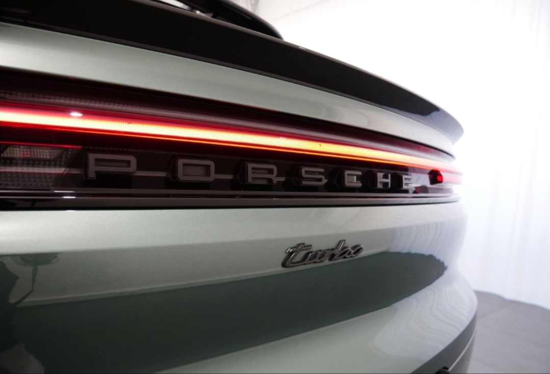 
								CAYENNE COUPE TURBO E-HYBRID full									