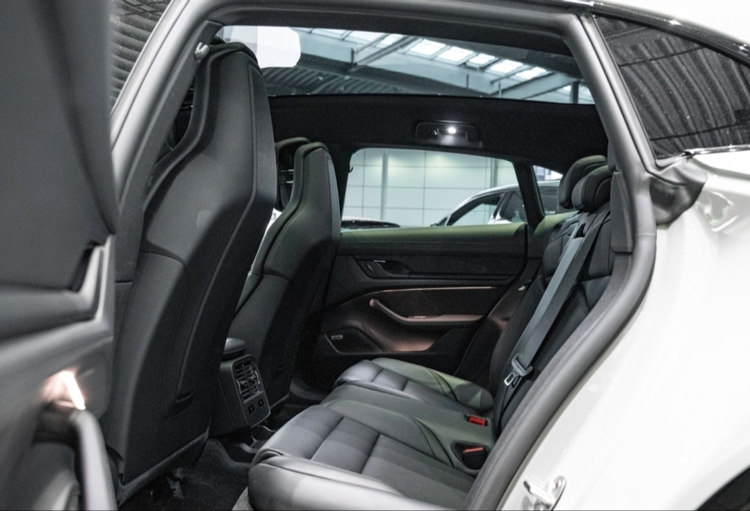 
								TAYCAN 4S SPORT TURISMO full									