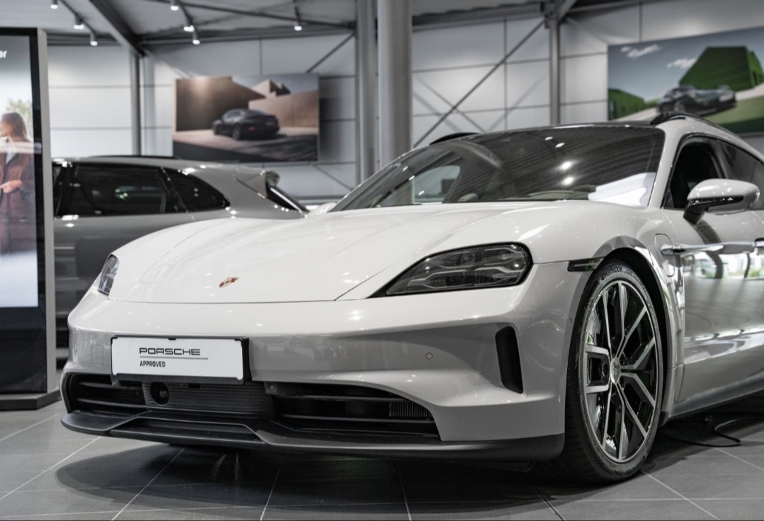 
								TAYCAN 4S SPORT TURISMO full									