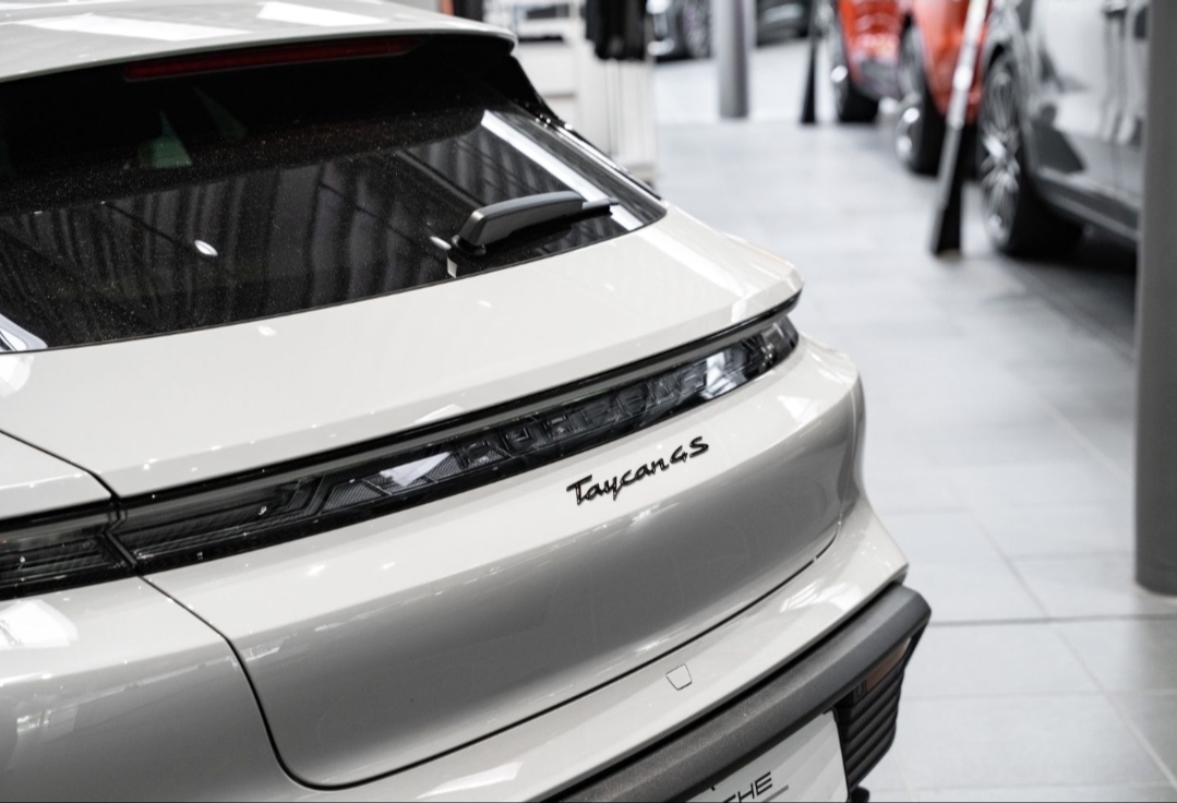 
								TAYCAN 4S SPORT TURISMO full									