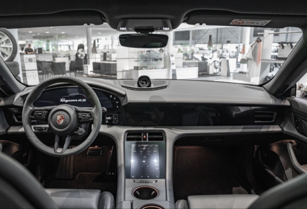 
								TAYCAN 4S SPORT TURISMO full									