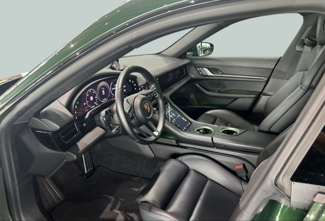 
								TAYCAN 4S CROSS TURISMO full									