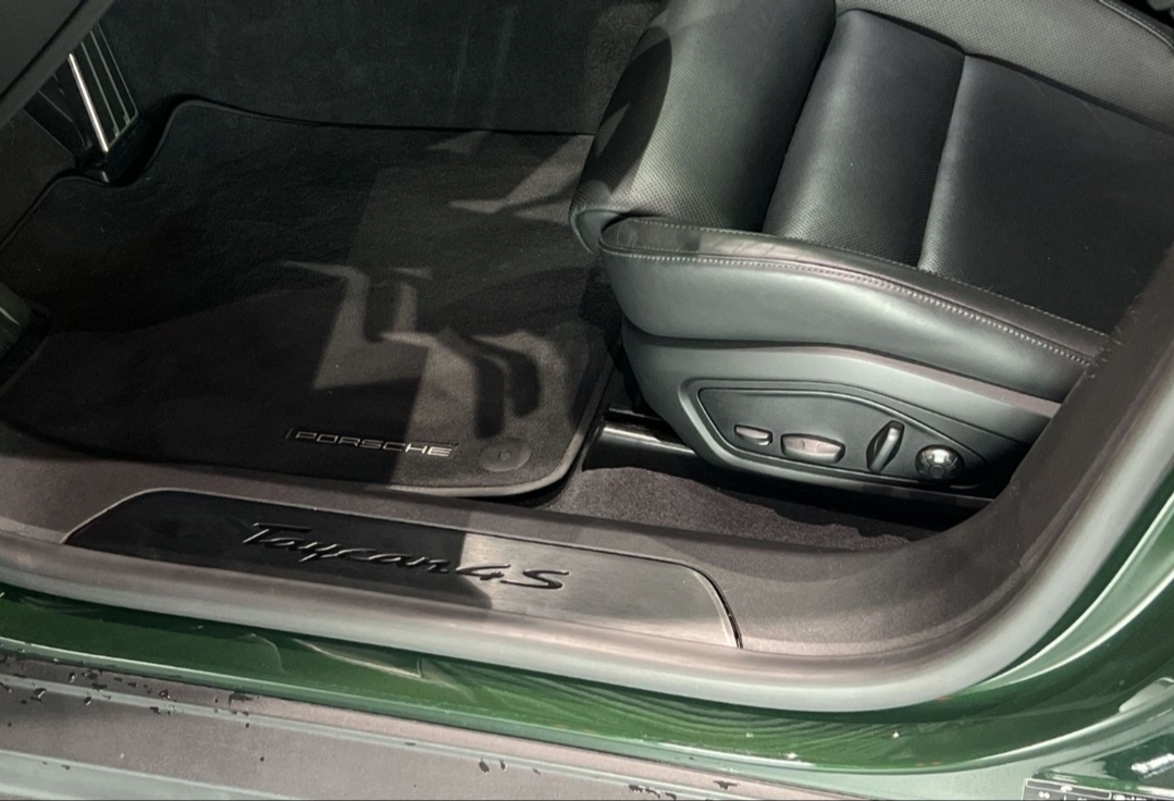 
								TAYCAN 4S CROSS TURISMO full									