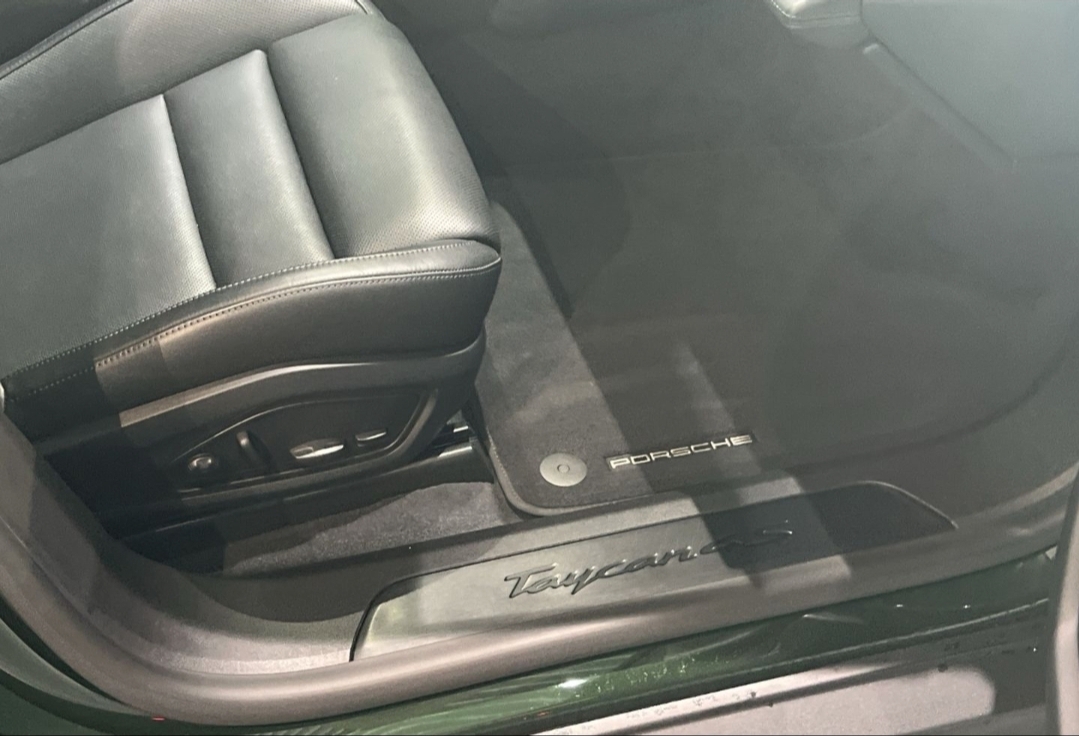 
								TAYCAN 4S CROSS TURISMO full									