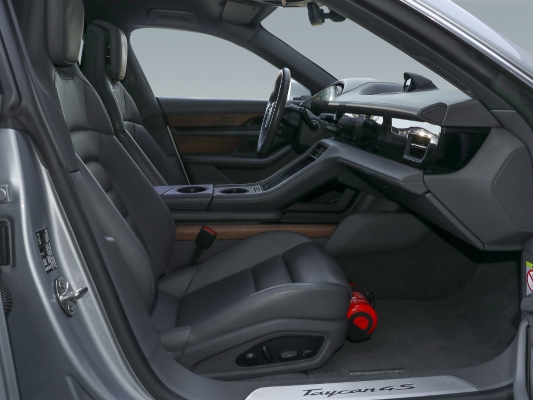 
								TAYCAN 4S CROSS TURISMO full									