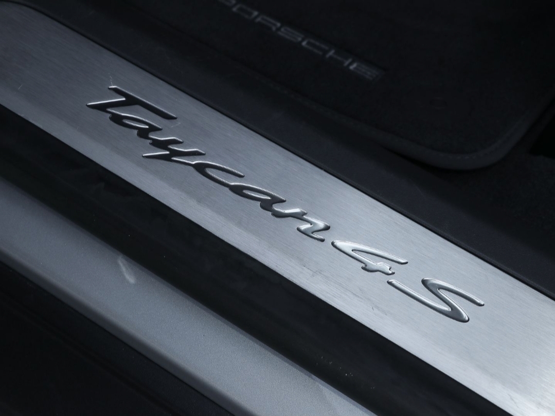 
								TAYCAN 4S CROSS TURISMO full									