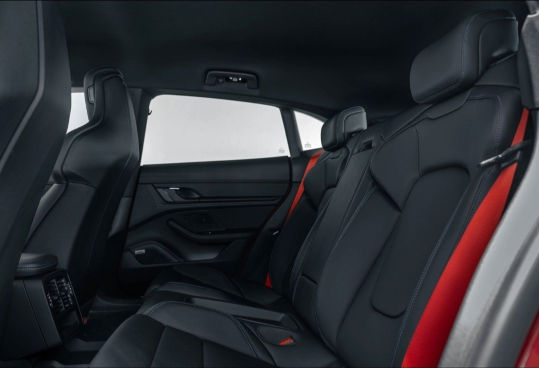 
								TAYCAN 4S CROSS TURISMO full									