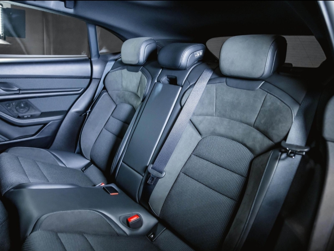 
								TAYCAN 4S CROSS TURISMO full									