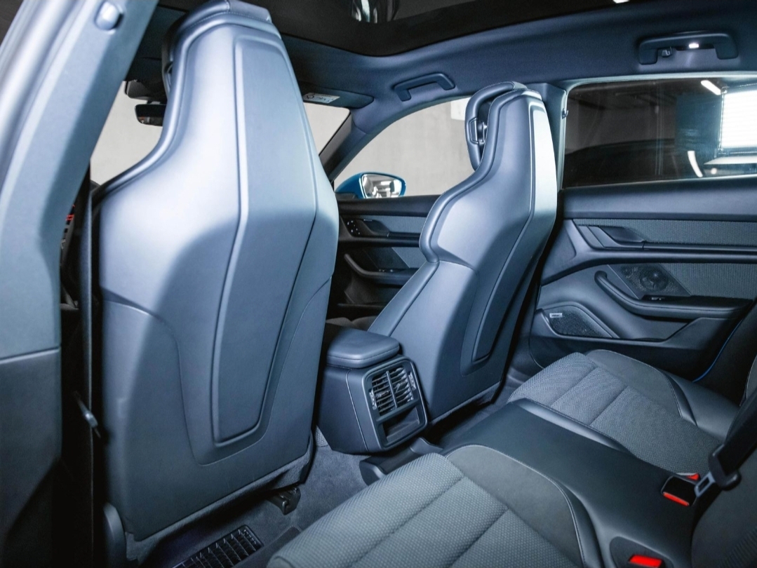 
								TAYCAN 4S CROSS TURISMO full									