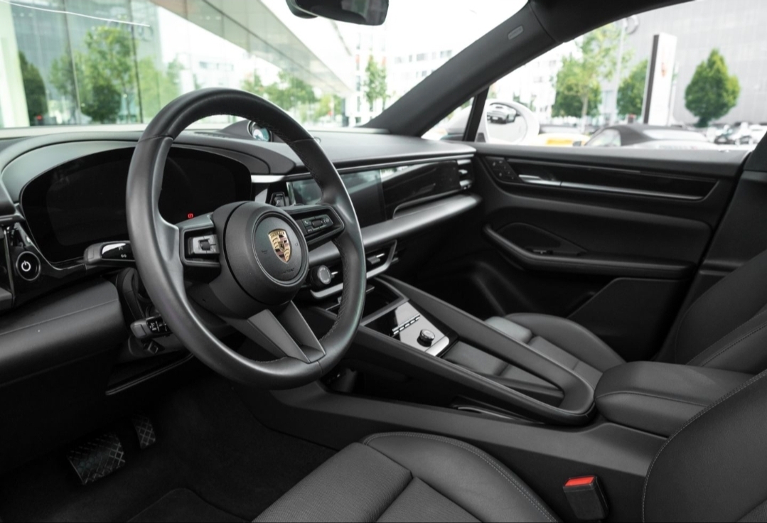 
								MACAN 4 full									