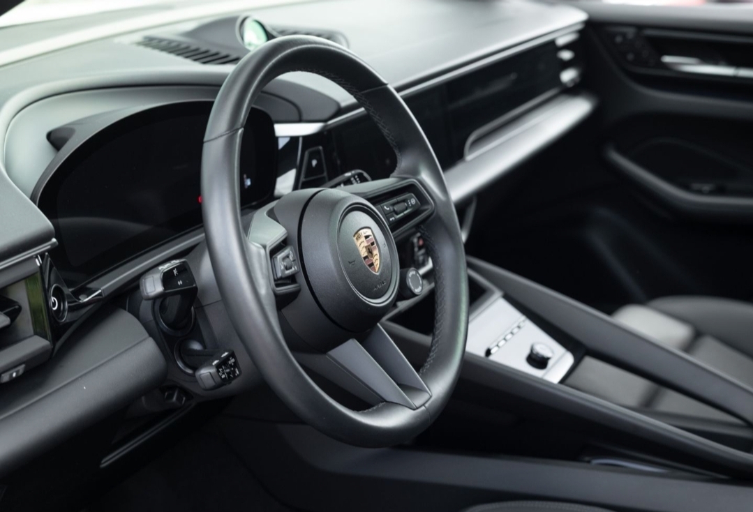 
								MACAN 4 full									