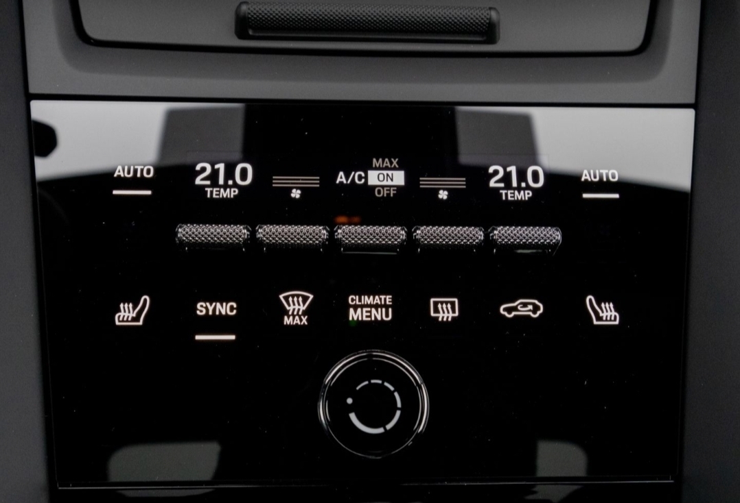 
								MACAN GTS Electric full									