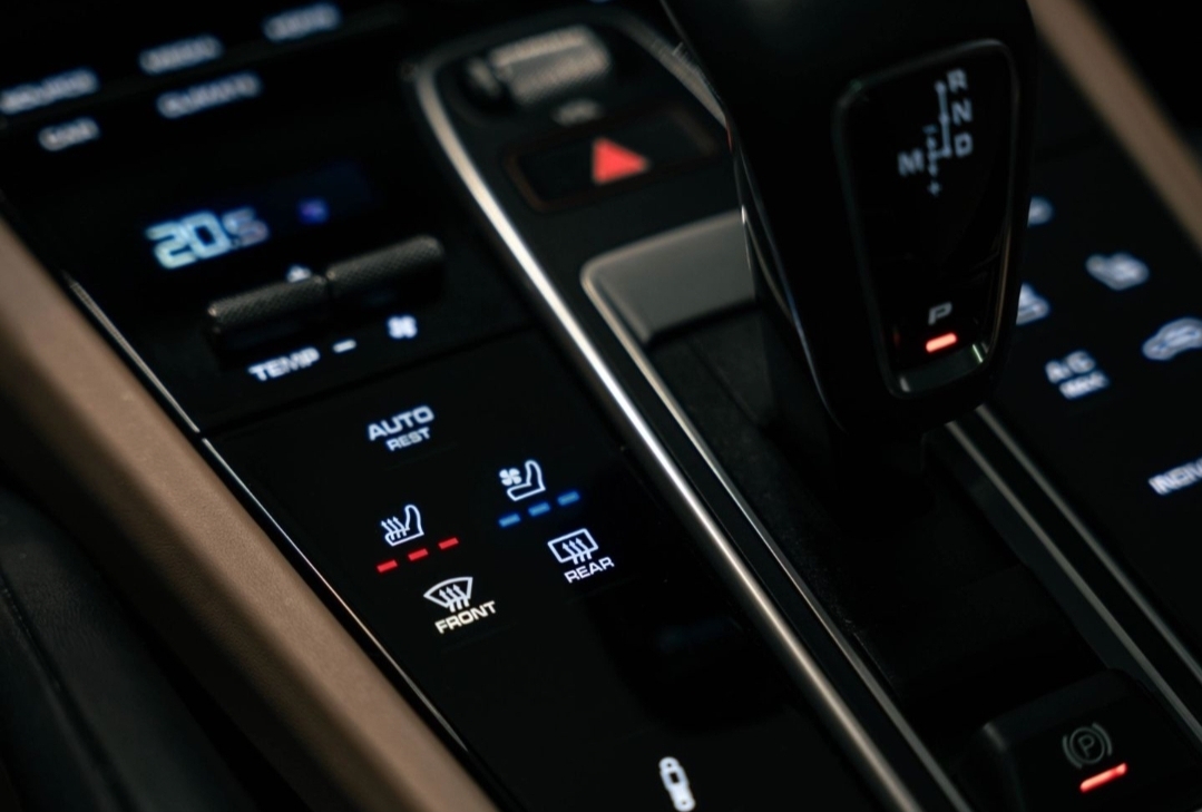 
								CAYENNE E-Hybrid PLATINUM EDITION full									