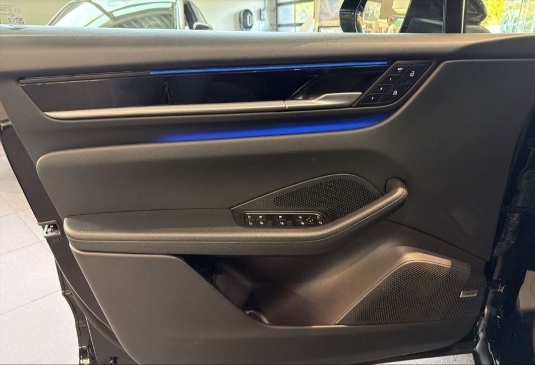 
								MACAN ELECTRIC full									